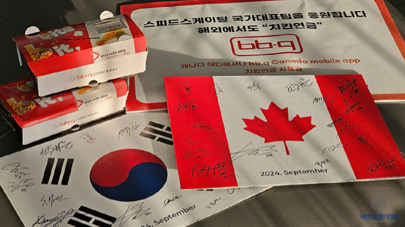 제네시스 BBQ그룹이 지난 10일(한국시간) 캐나다 캘거리에서 전지훈련 중인 스피드스케이팅 국가대표팀 선수단에 치킨 세트를 비롯한 간식을 전달했다. [사진=대한빙상경기연맹]