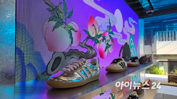 11일 아디다스 오리지널스 도산 플래그십 스토어. 아디다스 대표 의류 뒤로 대형 디지털 스크린이 방문객의 눈길을 사로잡는다. [사진=진광찬 기자]