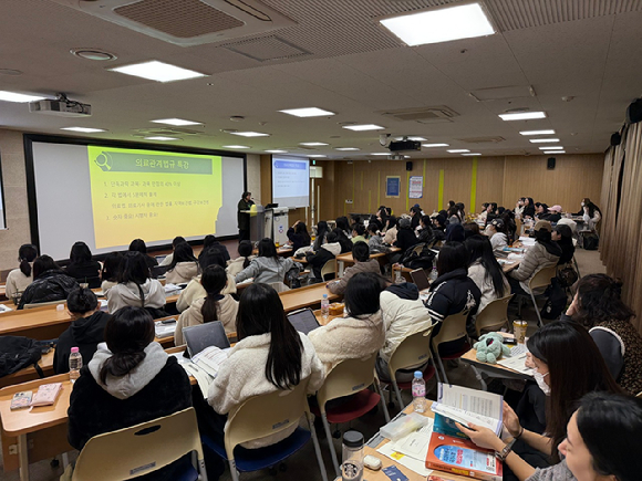 경복대학교 보건의료 계열 학생들이 강의실에서 특강을 듣고 있다. [사진=경복대학교]