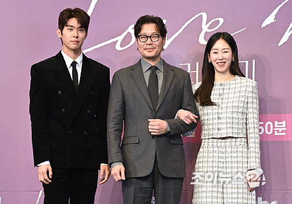 배우 이시우, 유재명, 서현진이 18일 서울 구로구 더 링크 서울 호텔에서 열린 JTBC 새 금요시리즈 '러브 미' 제작발표회에서 포즈를 취하고 있다. [사진=곽영래 기자]