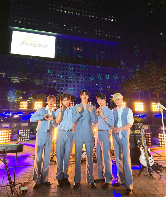 밴드 엔플라잉 서동성, 김재현, 이승협, 유회승, 차훈이 MBC '쇼! 음악중심' 녹화에서 포즈를 취하고 있다. [사진=FNC엔터테인먼트]