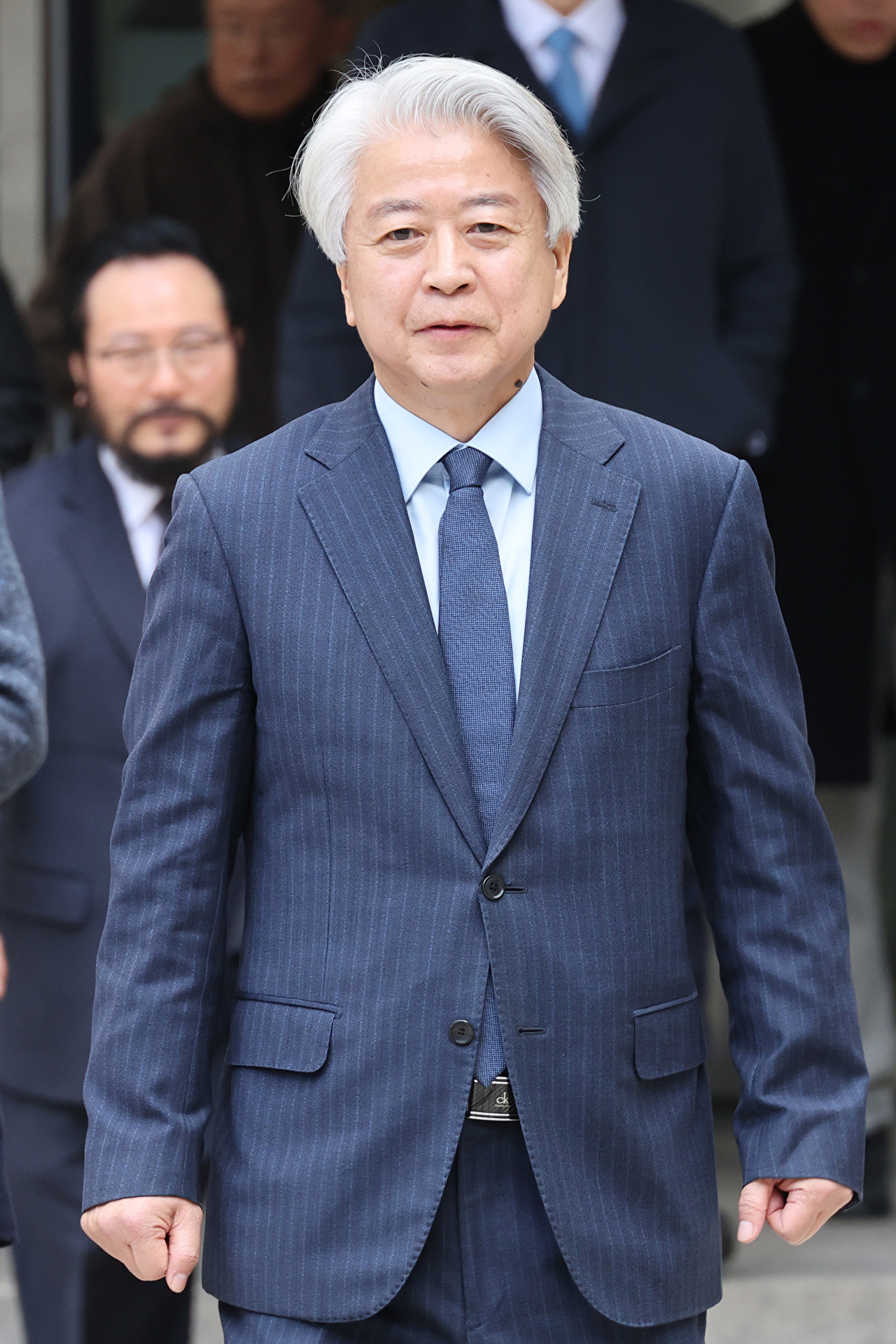 불법 정치자금 6천만원을 받은 혐의로 재판에 넘겨진 노웅래 전 더불어민주당 의원이 26일 서울중앙지법에서 열린 1심 선고에서 무죄를 선고받은 뒤 청사를 나서고 있다. 2025.11.26 [사진=연합뉴스]