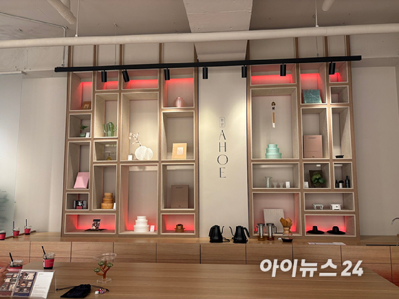 15일 열린 목동에서 열린 '써밋 목동 라운지 홍보관'에서 대우건설 관계자가 주택 공급 실적과 정비사업 성과를 설명하고 있다. [사진=김민지 기자]