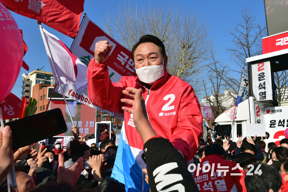 윤석열 국민의힘 대선후보가 17일 서울 서초구 고속버스터미널에서 열린 집중유세에서 지지자들과 환호에 답하고 있다. [사진=국회사진취재단]