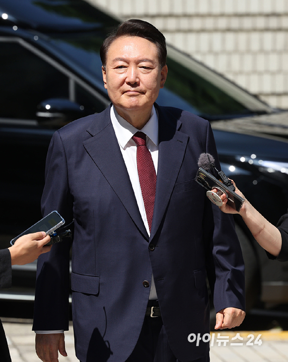 윤석열 전 대통령이 23일 서울 서초구 서울중앙지방법원에서 열린 내란 우두머리 혐의·직권남용 권리행사 방해 혐의 사건 8차 공판에 출석하고 있다. [사진=사진공동취재단]