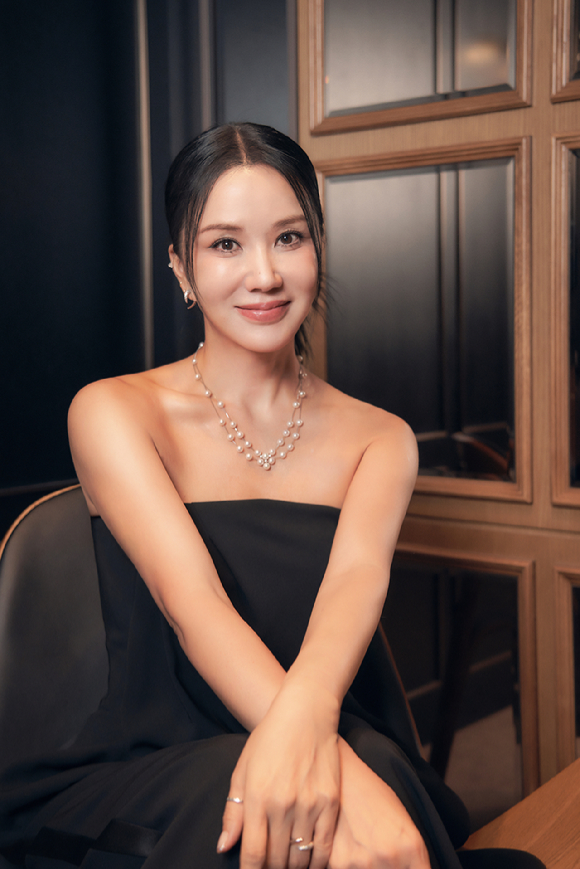 가수 겸 배우 엄정화가 영화 '화사한 그녀' 인터뷰를 진행했다. [사진=제이앤씨미디어그룹]