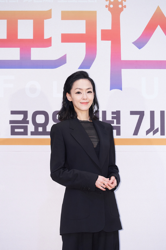김윤아가 엠넷 '포커스' 제작발표회에 참석해 포토타임을 갖고 있다. [사진=엠넷 ]