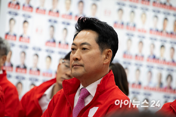 장동혁 국민의힘 상임선거대책위원장이 3일 여의도 국민의힘 당사에 마련된 개표상황실에서 방송사 출구조사 발표 후 눈을 감고 있다. [사진=국회사진취재단]