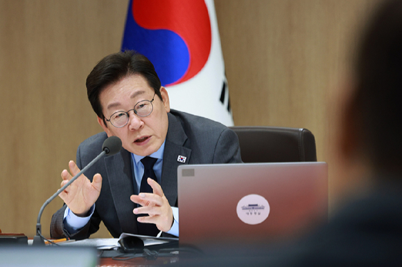 이재명 대통령이 9일 서울 용산 대통령실에서 열린 국무회의에서 민생경제 회복·안정 대책 토론을 하고 있다. 2025.9.9 [대통령실통신사진기자단] [사진=연합뉴스]
