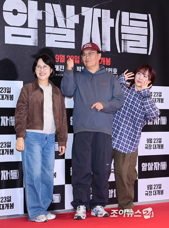 인플루언서 니야 가족이 21일 서울 송파구 롯데시네마 월드타워에서 열린 영화 '암살자(들)'(감독 허진호) VIP 시사회에 참석하고 있다. [사진=정소희 기자]