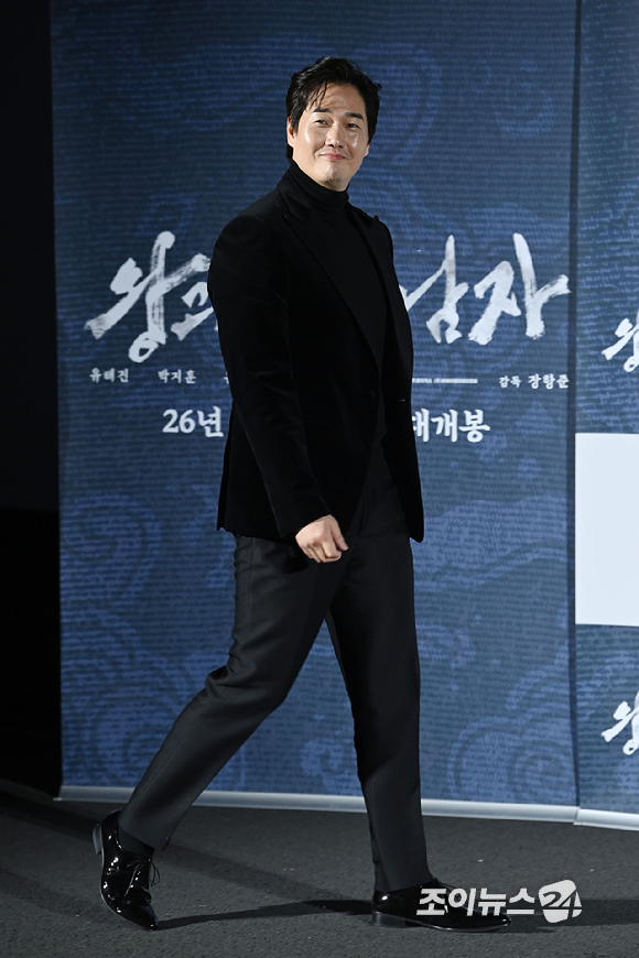 배우 유지태가 19일 오전 서울 용산구 CGV용산아이파크몰점에서 열린 영화 '왕과 사는 남자'(감독 장항준) 제작보고회에 참석해 포즈를 취하고 있다. [사진=문수지 기자]