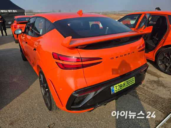 한국교통안전공단 내에서 진행한 제네시스 'GV60 마그마' 드래그 레이싱 모습. [사진=김종성 기자]