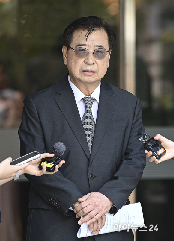 서훈 전 청와대 국가안보실장이 16일 서울 서초구 서울고등법원에서 열린 서해 공무원 피격 사실 은폐 관련 항소심에서 무죄를 선고받은 뒤 심경을 발표하고 있다. [사진=사진공동취재단 ]