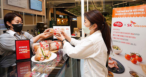 27일 서울 중구 을지로 SK텔레콤 구내식당에서 직원들이 신세계푸드의 대체육 '베러미트'로 만든 샌드위치를 받고 있는 모습 [사진=신세계푸드]