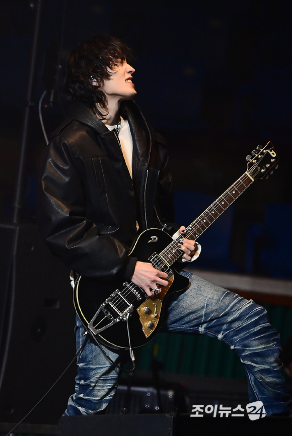 밴드 에이엠피 김신이 21일 오후 서울 송파구 잠실학생체육관에서 열린 '2026 JOY콘서트 - 보이스 오브 스프링(Voice of spring)'에서 멋진 무대를 선보이고 있다. [사진=정소희 기자]