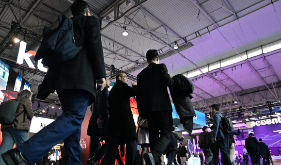 세계 최대 이동통신 전시회 '모바일 월드 콩그레스(MWC) 2025' 개막을 맞은 지난해 3월3일(현지시간) 스페인 바르셀로나 피라 그란 비아 전시장이 참가자들로 북적이고 있다. [사진=연합뉴스]