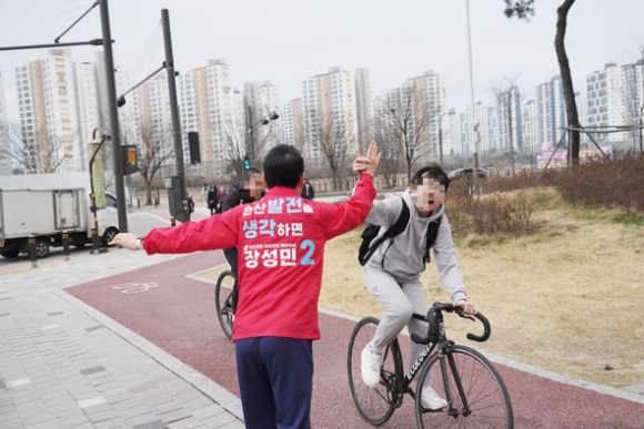 경기도 안산시갑에 출마한 장성민 국민의힘 후보가 청년들과 인사를 나누고 있다. [사진=장성민 캠프]