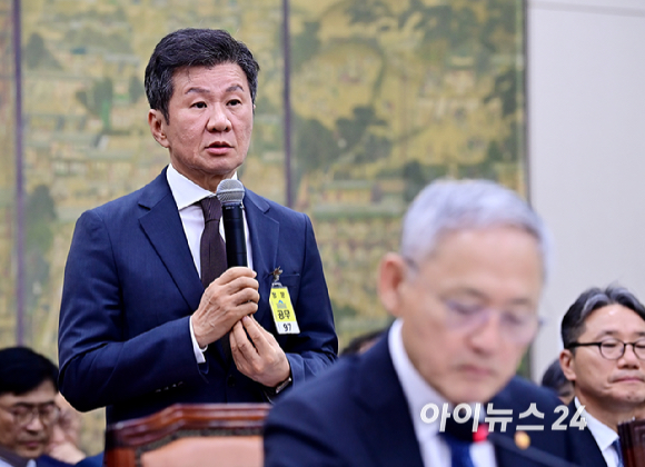 정몽규 대한축구협회장이 24일 오후 서울 여의도 국회 문화체육관광위원회 문화체육관광부 및 국가유산청 및 소속기관 산하 공공기관 및 유관기관종합 국정감사에서 의원 질의에 답변하고 있다. [사진=곽영래 기자]