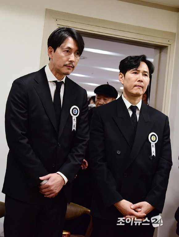 정부가 5일 별세한 '국민 배우' 고(故) 안성기에 금관문화훈장을 추서한 가운데 서울성모병원 장례식장에 마련된 고인의 빈소를 배우 정우성과 이정재가 지키고 있다. [사진=사진공동취재단]