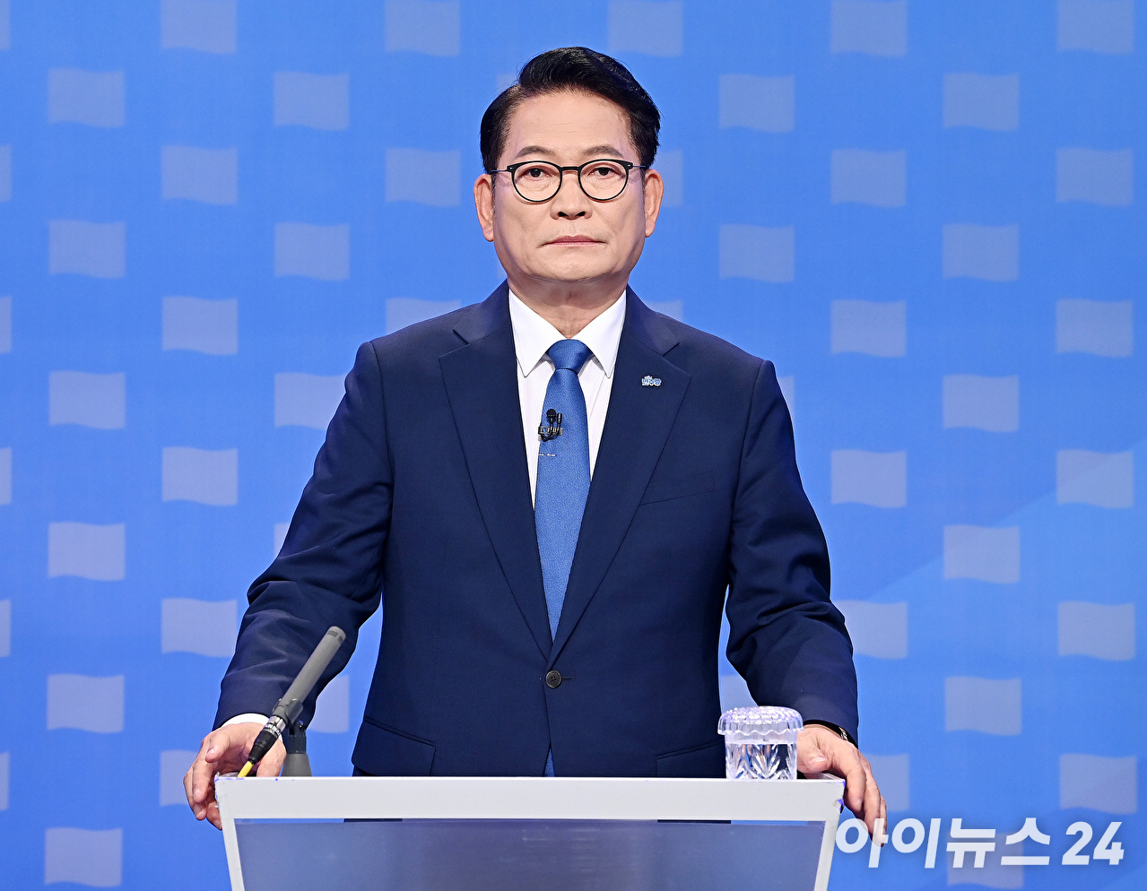 정청래(왼쪽부터)&middot;송영길&middot;김민석 더불어민주당 당대표 후보가 12일 서울 목동 SBS에서 열린 당대표 후보자 토론회에 앞서 기념촬영을 하고 있다. [사진=곽영래 기자]