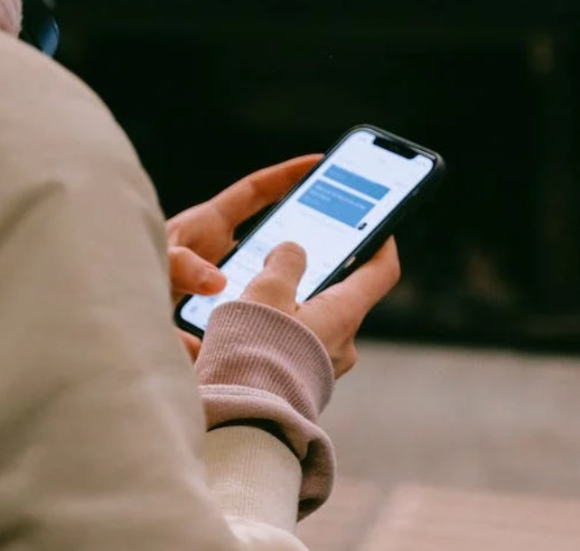 접근 금지 명령을 받고도 친딸을 찾아가고, 수백 차례 문자메시지를 보낸 여성이 스토킹 혐의로 징역형을 선고받았다. 본 기사와 무관한 이미지. [사진=pexels]