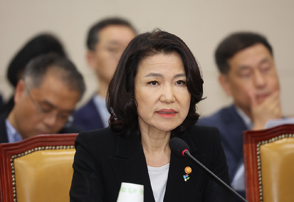 27일 국회 과학기술정보방송통신위원회 전체회의에서 유상임 과학기술정보통신부 장관이(왼쪽 첫 번째) 의원 질의에 답하고 있다. [사진=연합뉴스]