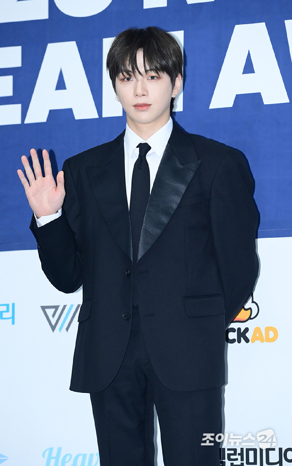 가수 강다니엘이 21일 오후 서울 잠실실내체육관에서 열린 '2025 케이 월드 드림 어워즈'(2025 K WORLD DREAM AWARDS)에 블루카펫 행사에 참석하고 있다. [사진=정소희 기자]