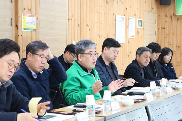 산림청은 8일 장성군 지역주민과 군 관계자들이 참석한 현장 토론회를 통해 축령산 편백숲을 활용한 지역경제 활성화 방안에 대해 논의했다. [사진=산림청]