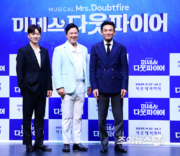 배우 정상훈-정성화-황정민이 2일 오후 서울 서대문구 이화여자대학교 삼성홀에서 열린 뮤지컬 '미세스 다웃파이어' 제작발표회에 참석하고 있다. [사진=정소희 기자]