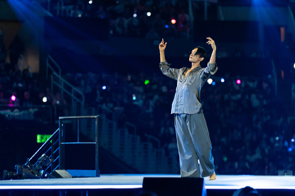 무용가 최호종이 지난 1일(현지시간)부터 3일까지 미국 로스앤젤레스 크립토닷컴 아레나에서 열린 K-팝 팬&아티스트 페스티벌 '케이콘 엘에이 2025(KCON LA 2025)' 무대에서 열띤 공연을 펼치고 있다. [사진=CJ ENM]