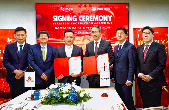 남양유업이 베트남 푸타이 그룹과 전략적 파트너십 계약을 체결했다.응우옌 비엣 끄엉 푸타이 그룹 부사장, 팜 딘 도안 회장, 찐 비엣 흥 비즈니스 디벨롭먼트 디렉터, 김승언 남양유업 대표집행임원 사장, 서성현 글로벌사업팀장, 김응식 글로벌사업팀 차장(왼쪽부터)가 기념촬영을 하고 있다. [사진=남양유업]
