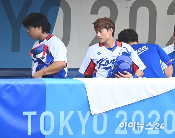 7일 일본 가나가와현 요코하마 스타디움에서 2020 도쿄올림픽 야구 한국과 도미니카공화국의 동메달결정전이 펼쳐졌다. 한국 강백호와 이정후가 6-10으로 패하며 4위를 차지한 뒤 경기장을 떠나고 있다.