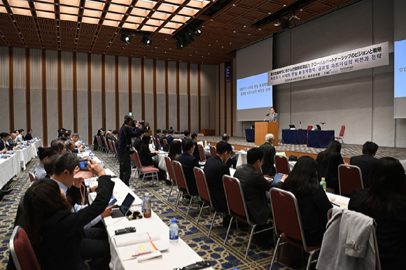 여한구 산업통상부 통상교섭본부장(왼쪽 네번째)과 정철 한경연 원장을 비롯한 내빈들이 22일 일본 경단련회관 국제회의실에서 열린 '복합위기 시대의 한일 신경제협력 세미나'에 참석해 기념촬영을 하고 있다. [사진=한경협]