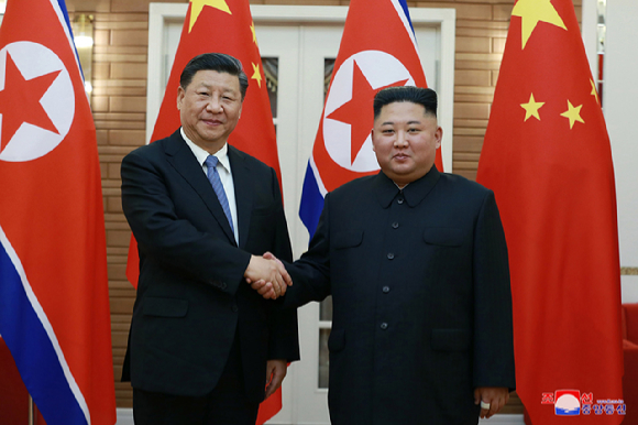 2019년 6월 20일 평양을 방문한 시진핑 중국 국가주석이 북중정상회담에 앞서 김정은 북한 국무위원장과 악수하는 모습. [사진=연합뉴스]