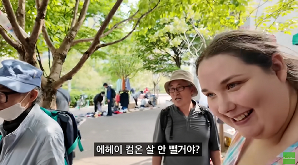 길거리에서 처음 본 미국인 여성에게 "살을 빼라"고 강요하면서 물건 홍보를 한 한국 노인의 모습이 포착돼 비판이 일고 있다. [사진=유튜브 채널 '희철리즘']