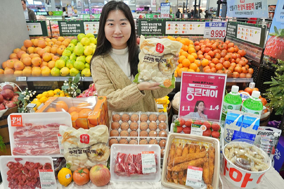 모델이 롯데마트에서 내달 1일부터 4일까지 진행하는 '통큰데이' 주요 할인 품목을 소개하고 있다. [사진=롯데마트]