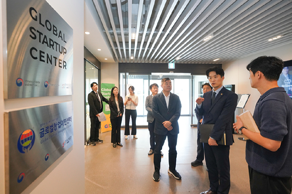 노용석 중소벤처기업부 차관이 1일 서울 강남구 글로벌스타트업센터(GSC)를 방문해 현장을 둘러보고 있다. [사진=중소벤처기업부]