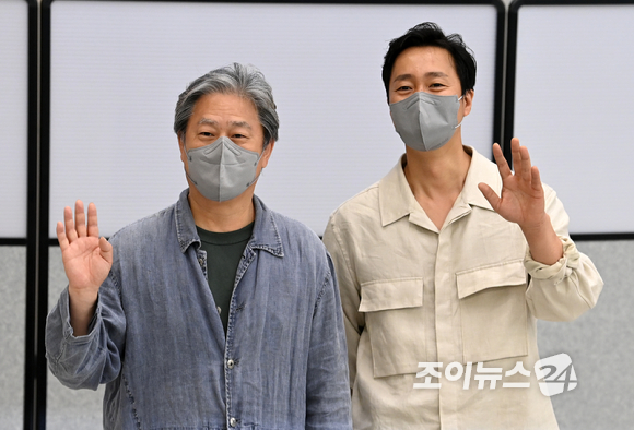 제75회 칸 국제영화제에서 영화 '헤어질 결심'으로 감독상을 받은 박찬욱 감독과 배우 박해일이 30일 오후 인천국제공항 제2여객터미널을 통해 귀국한 후 손인사를 하고 있다. [사진=김성진 기자]