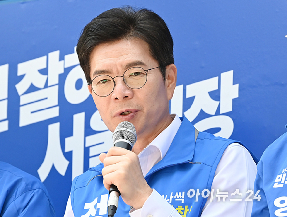 정원오 더불어민주당 서울시장 후보가 2일 서울 여의도우체국 인근에서 시민들에게 지지를 호소하고 있다. [사진=곽영래 기자]