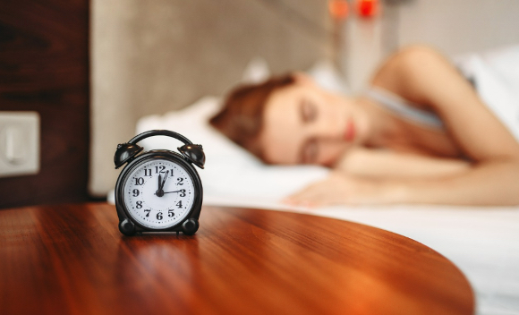자신이 맞춘 첫 번째 알람에 바로 기상을 하는 경우는 절반 이하이며, 대부분의 경우 알람이 울린 후 평균 11분 동안 쪽잠을 더 자는 것으로 나타났다. [사진=픽사베이]