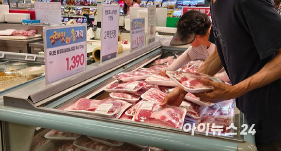 4일 서울 송파구 이마트 가든파이브점 입장하려는 고객들로 매장이 북적이고 있다. [사진=진광찬 기자]