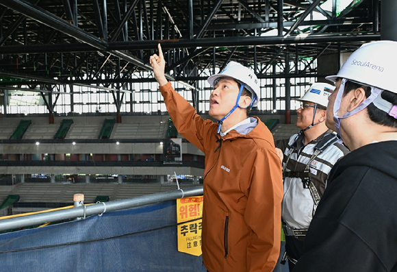 오세훈 서울시장이 15일 오후 서울 도봉구 창동 서울아레나 공사 현장을 방문해 진행 상황을 점검하고 있다. [사진=서울시]