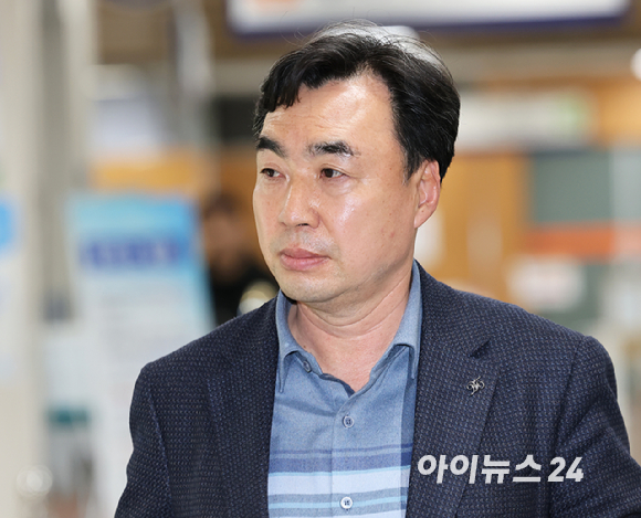 윤관석 전 의원이 22일 서울 서초구 서울중앙지방법원에서열린 입법 로비&middot;뇌물수수 등의 혐의공판에 출석하고 있다. [사진=사진공동취재단]