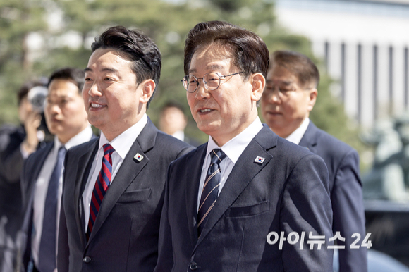 이재명 대통령이 2일 서울 여의도 국회 본회의장에서 중동 사태 대응 등을 위한 추가경정예산안에 대한 시정연설을 위해 본청으로 들어서고 있다. [사진=곽영래 기자]