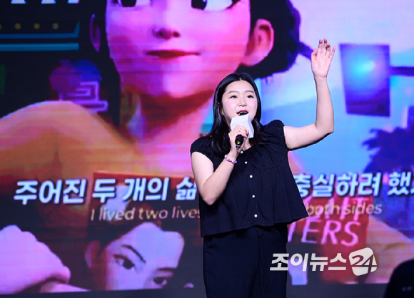 8일 서울 마포구 서교동 온맘씨어터에서 '케이팝 아케이드'(KPOP ARCADE) 그랜드 오픈 행사 '케이팝 데몬 헌터스 싱어롱 페스티벌'(KPOP DEMON HUNTERS SINGALONG FESTIVAL)이 개최됐다. 댄스팀 네스티 NASTY(최유빈 김다희 김민서)가 '소다팝'과 '골든' 댄스수업을 진행하고 있다. [사진=정소희 기자]