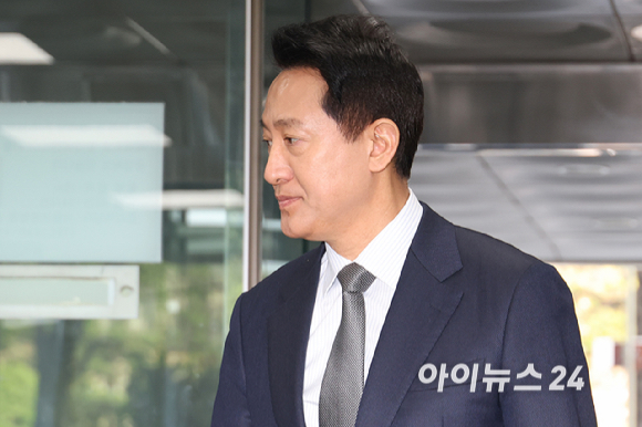 여론조사비 대납 의혹을 받는 오세훈 서울시장이 15일 오전 서울 서초구 서울중앙지방법원에서 열린 정치자금법 위반 관련 공판에 출석하고 있다. [사진=사진공동취재단]