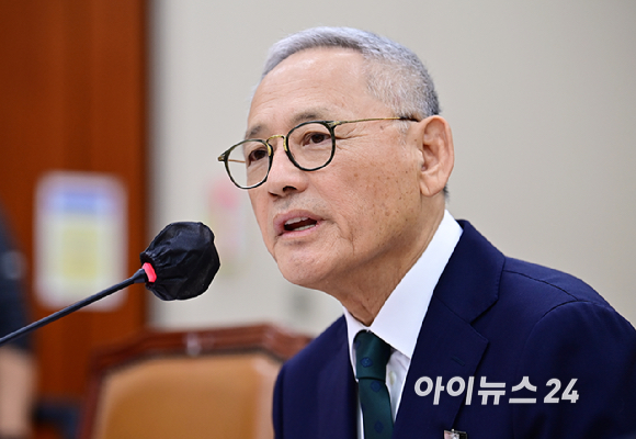 유인촌 문화체육관광부 장관 후보자가 5일 오전 서울 여의도 국회 문화체육관광위원회에서 열린 인사청문회에서 의원들의 질의에 답변하고 있다. [사진=곽영래 기자]