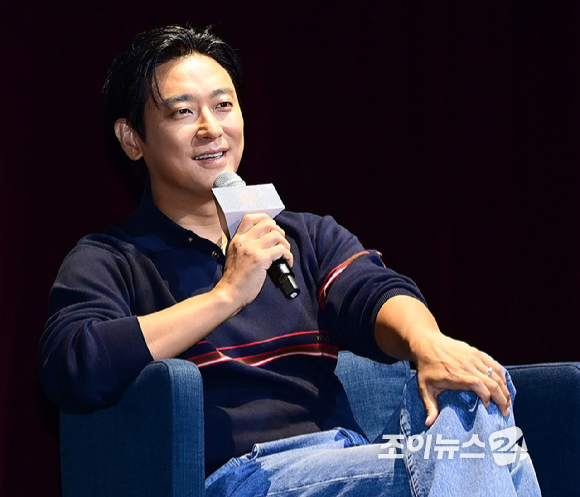 배우 주지훈이 9일 부산 해운대구 신세계백화점 센텀시티점 문화홀에서 열린 제31회 부산국제영화제 '재혼 황후' GV(관객과의 대화)에 참석해 왼손에 끼던 반지를 오른손에 바꿔 끼고 있다. [사진=정소희 기자]