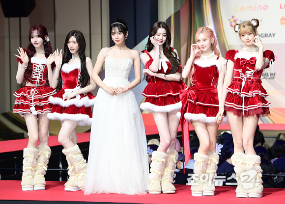 그룹 아이브(IVE)가 25일 오후 인천광역시 중구 운서동 인스파이어 아레나에서 열린 '2025 SBS 가요대전' 레드카펫 행사에 참석하고 있다.&nbsp;