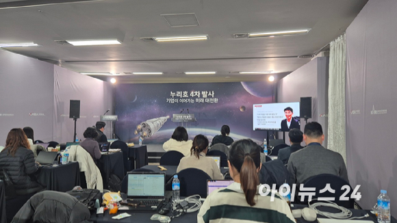 한국형발사체 누리호가 25일 오후 고흥 나로우주센터 제2발사대에 기립했다. 우주로 'GO!'만 기다리고 있다. 별 문제가 없다면 27일 새벽 1시 전후로 발사한다. [사진=우주청]